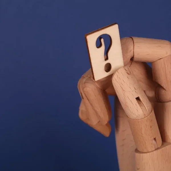 Může umělá inteligence řešit hádanky, které vyžadují vícestupňové laterální myšlení?