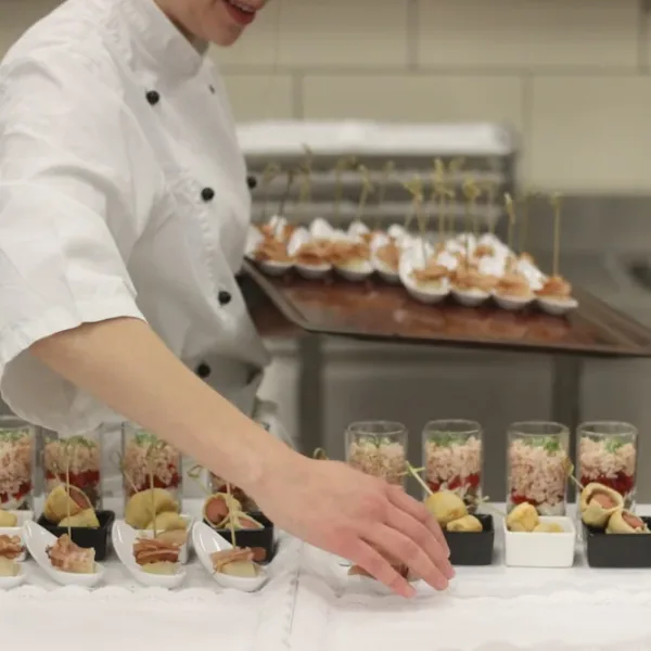 Pode a IA cozinhar um menu de degustação de cinco pratos numa cozinha real de trabalho, sozinha?