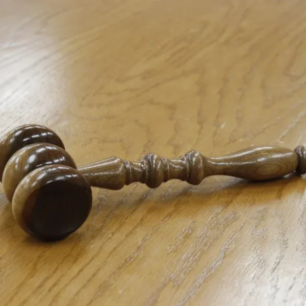 Pode a IA conceber um algoritmo justo e imparcial que classifique candidatos a uma vaga com base nas suas qualificações e experiência?