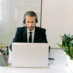 generate human-like dialogue indistinguishable from real customer service agents in live chat